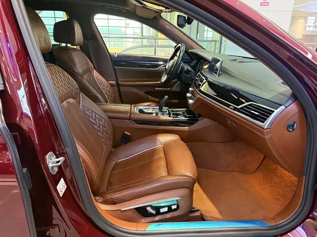 BMW 7 Series — миниатюра 5