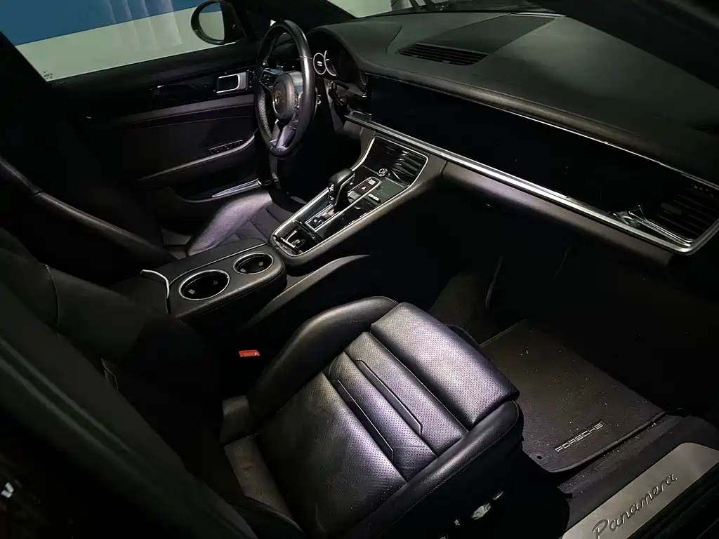 PORSCHE PANAMERA