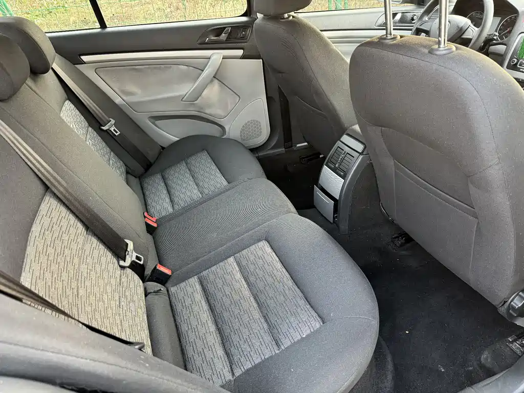 Skoda Octavia 1.6L Auto Comfort Outstanding Edition, фото 10