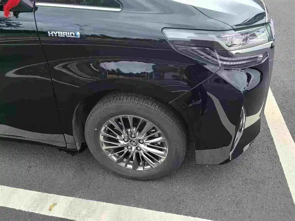 Toyota Alphard — миниатюра 3