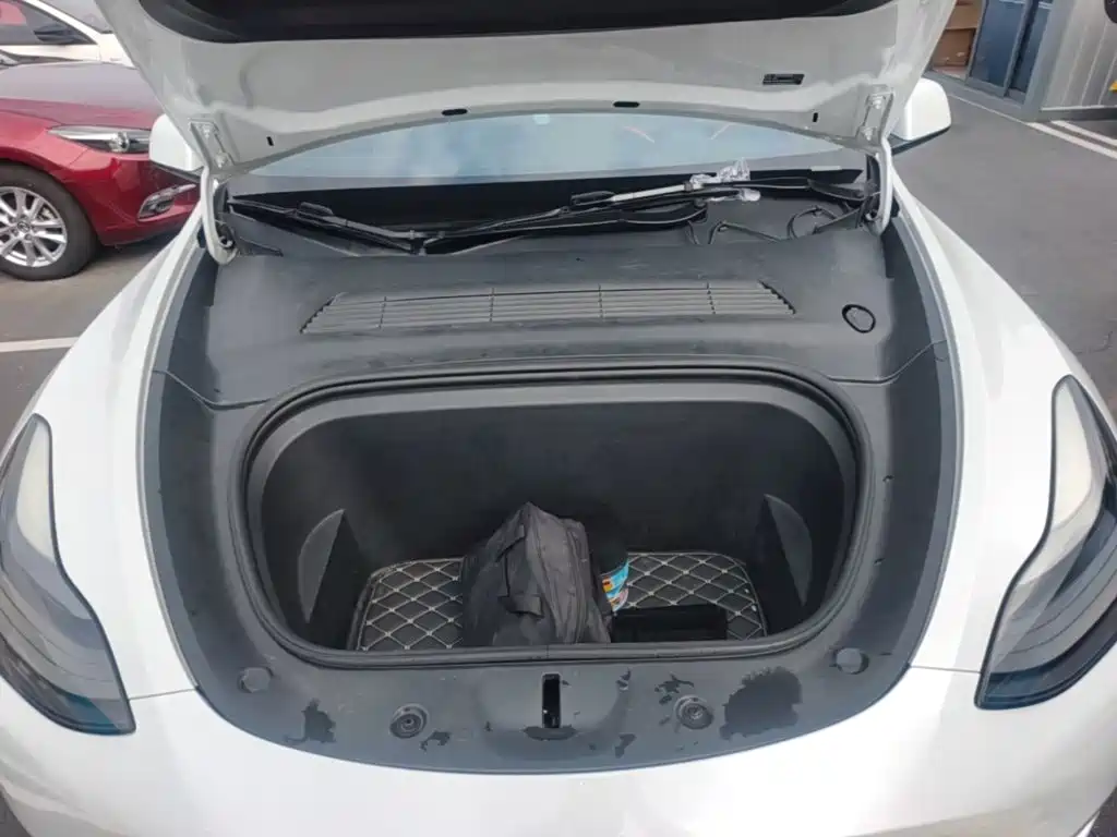 Tesla Model Y — миниатюра 20
