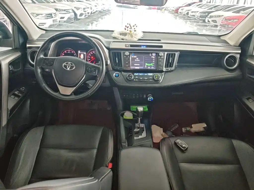 Toyota RAV4 — миниатюра 10