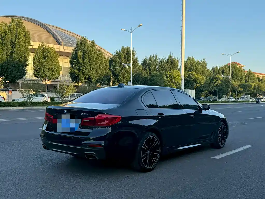 BMW 5 Series — миниатюра 7