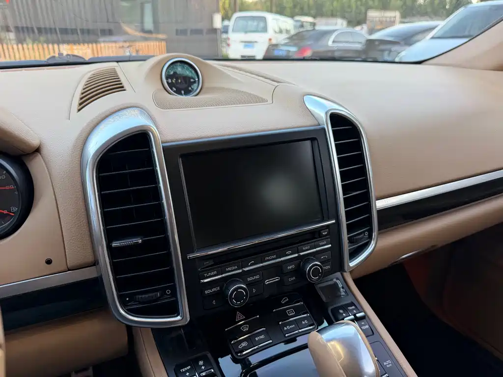 Porsche Cayenne — миниатюра 11