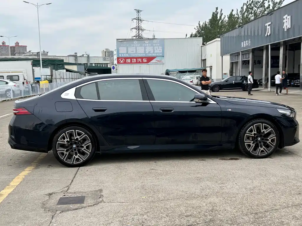 BMW 5 Series — миниатюра 10