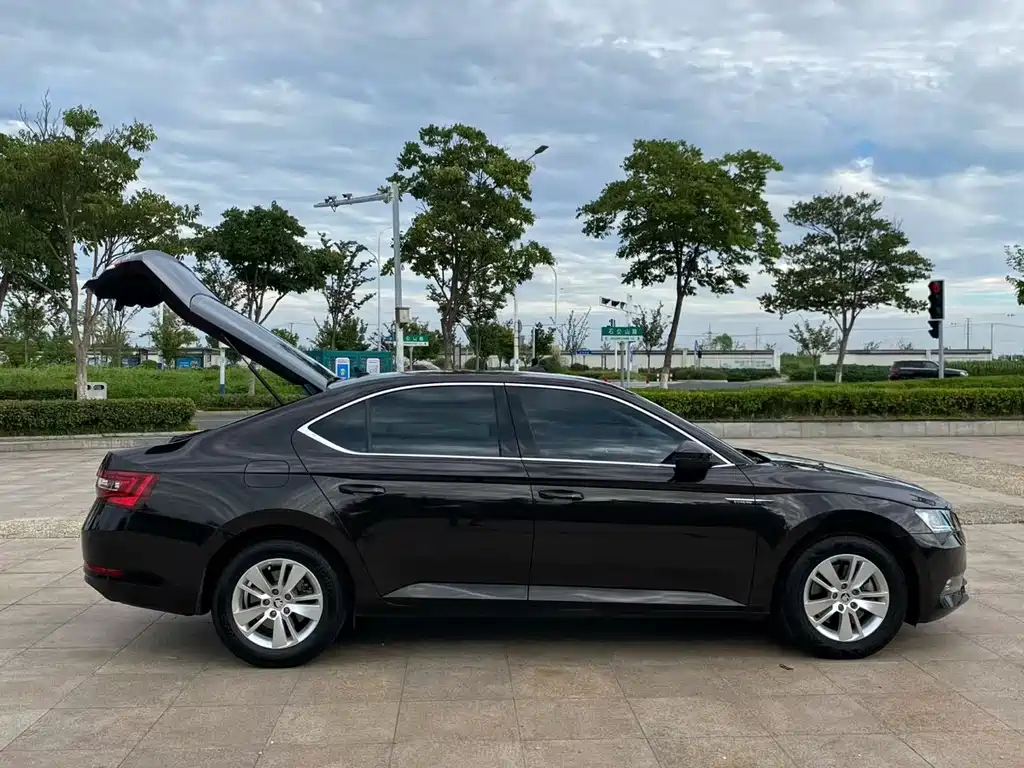 Skoda Superb — миниатюра 9