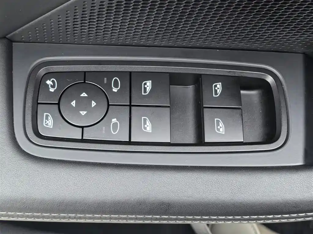 Porsche Taycan — миниатюра 26