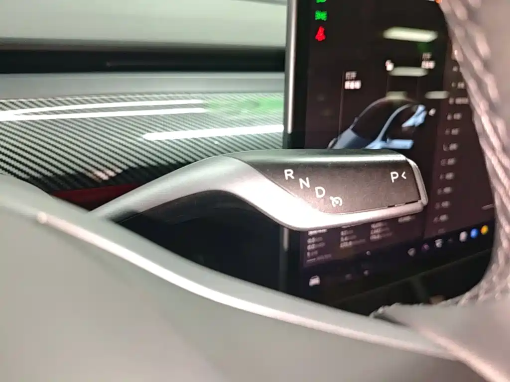 Tesla Model Y — миниатюра 14