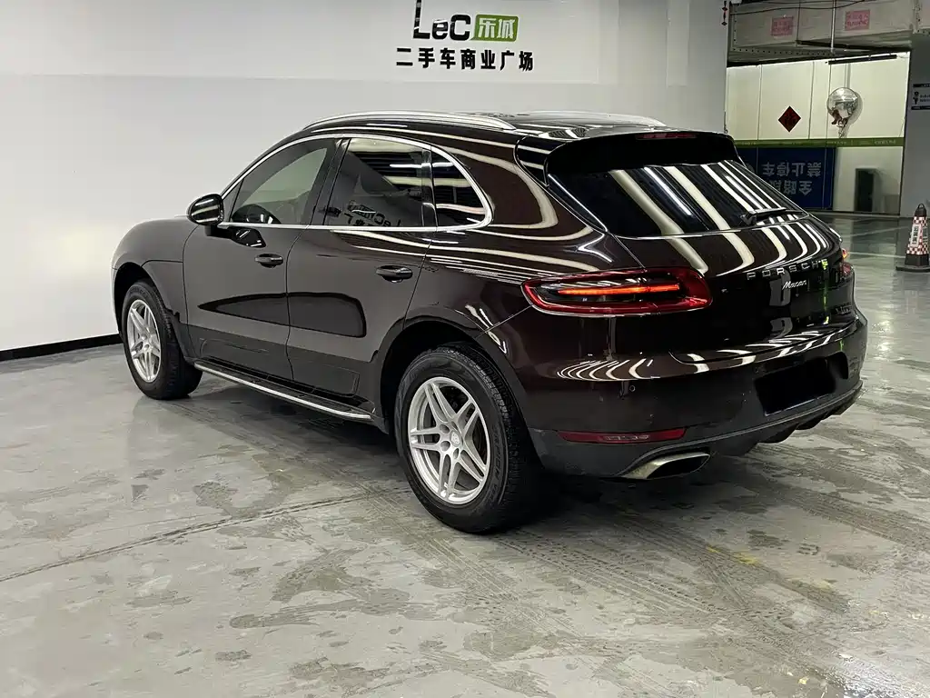 PORSCHE MACAN