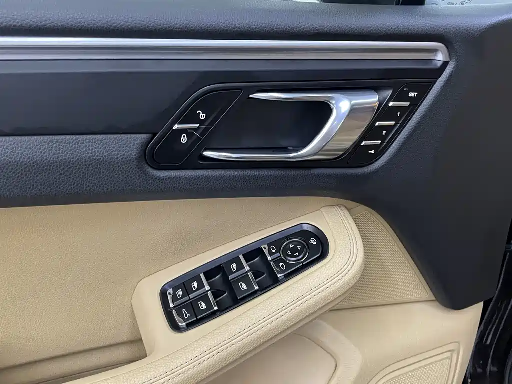 PORSCHE MACAN
