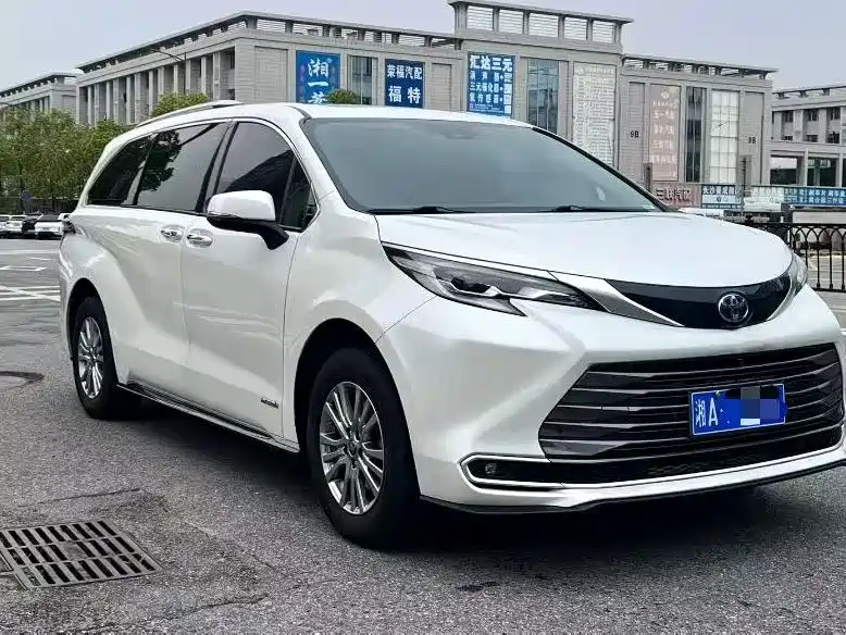 Toyota Sienna 2023 2.5L Luxury