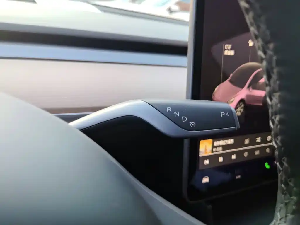 Tesla Model Y — миниатюра 14