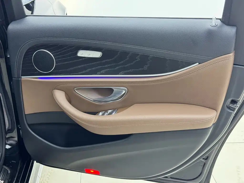 Mercedes-Benz E-Class — миниатюра 12