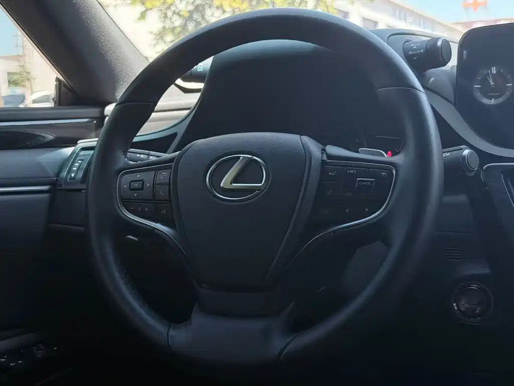 Lexus ES — миниатюра 9