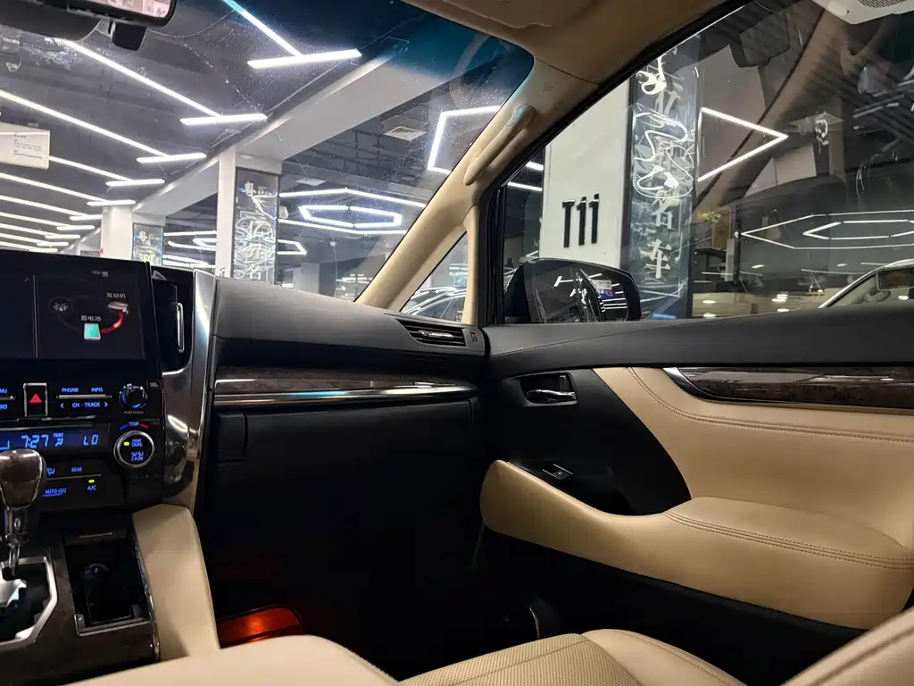Toyota Vellfire — миниатюра 9