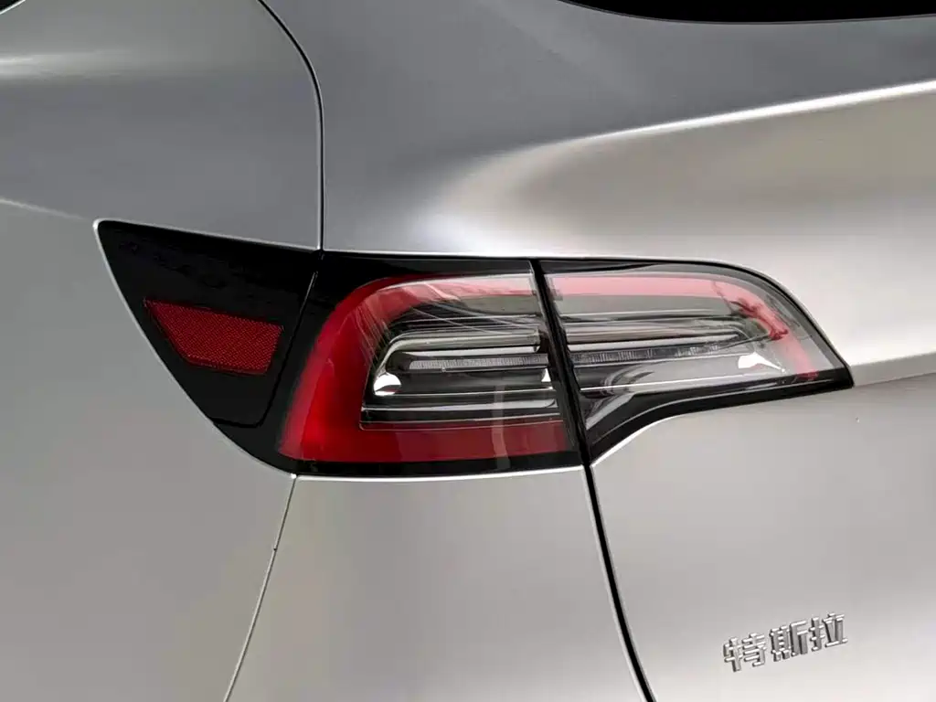 Tesla Model Y — миниатюра 21