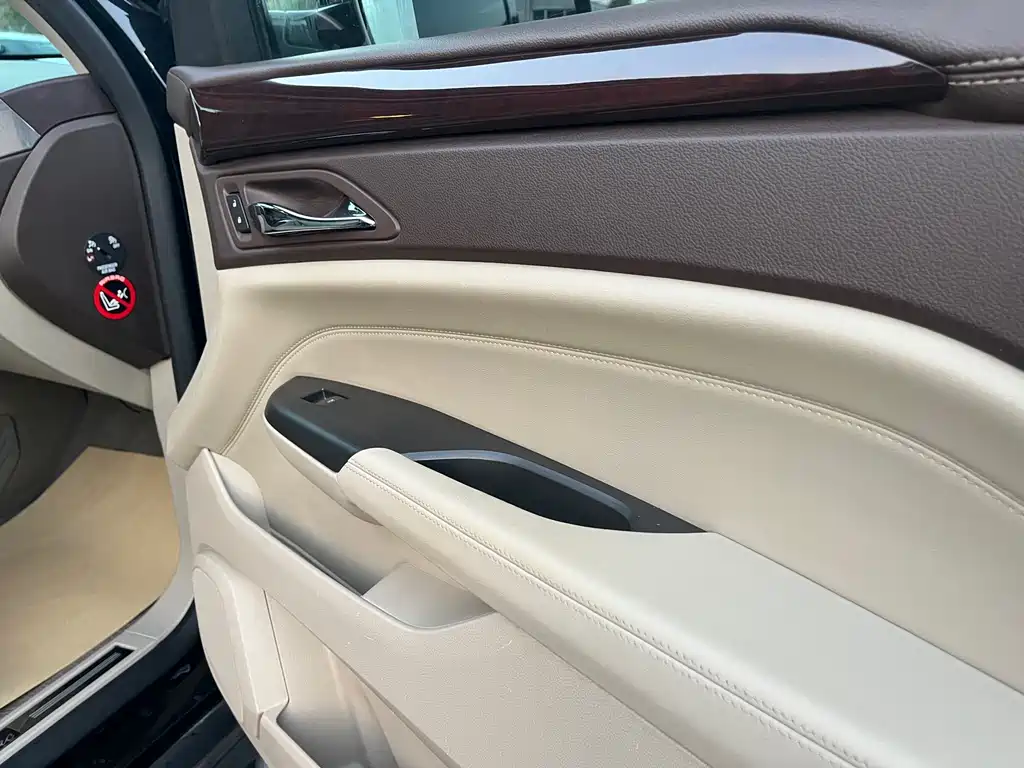 Cadillac SRX — миниатюра 10