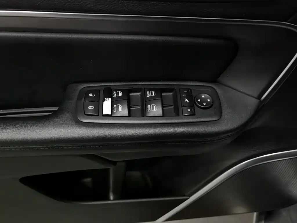 Jeep Grand Commander — миниатюра 9