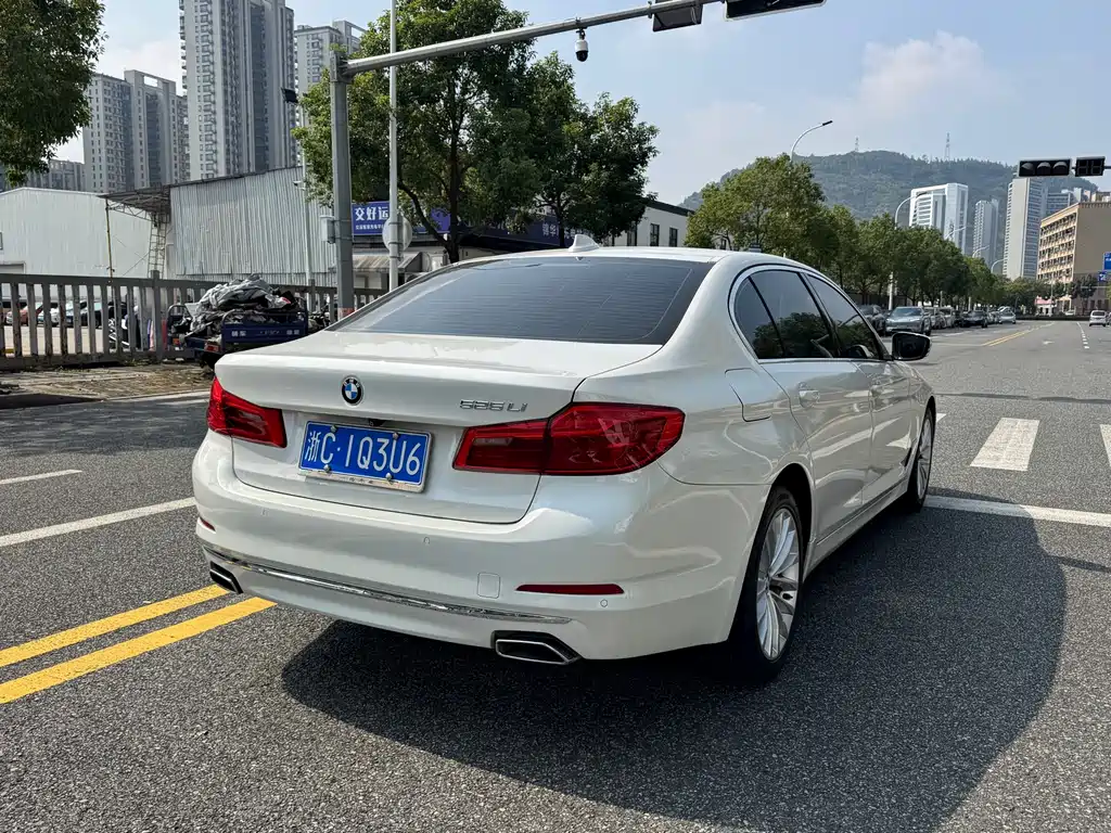 BMW 5 Series — миниатюра 4