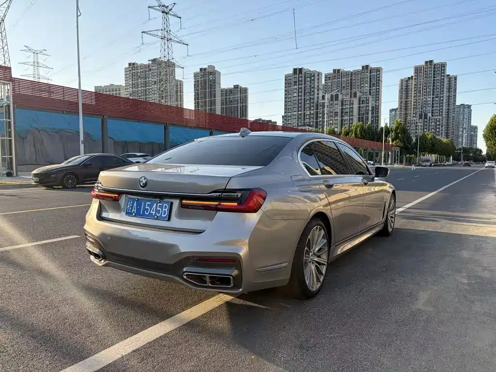 BMW 7 Series — миниатюра 8