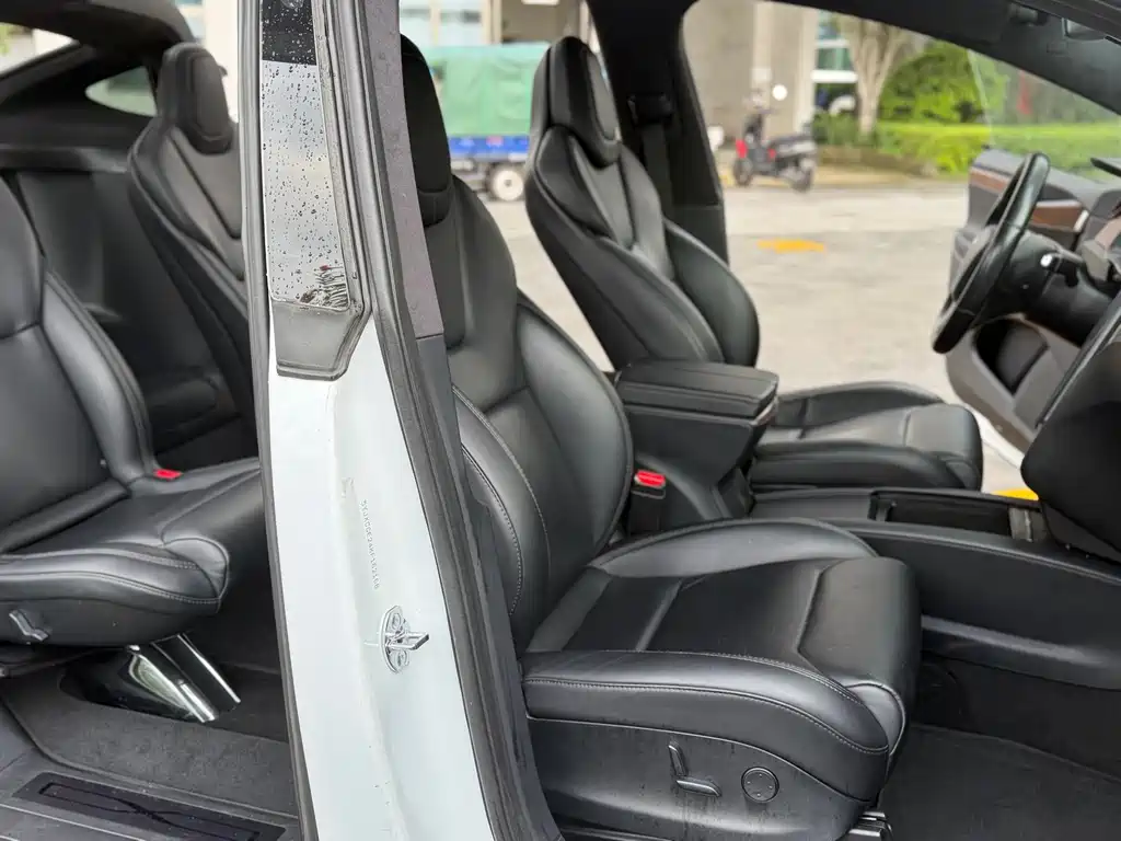 Tesla Model X — миниатюра 16