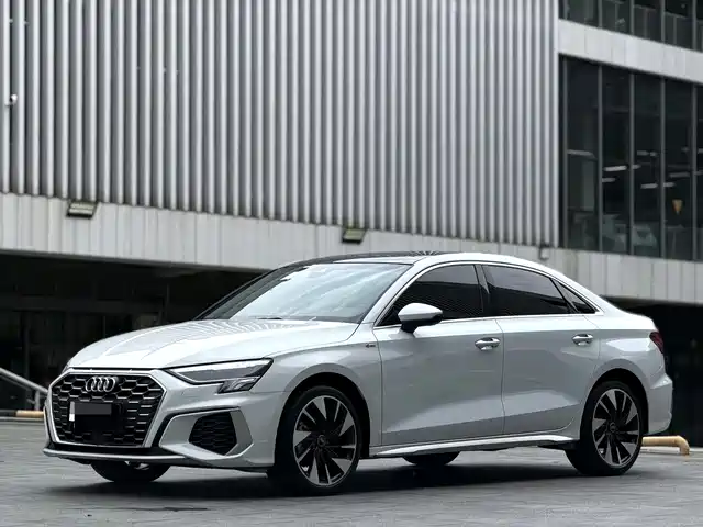Audi A3 — фото 1