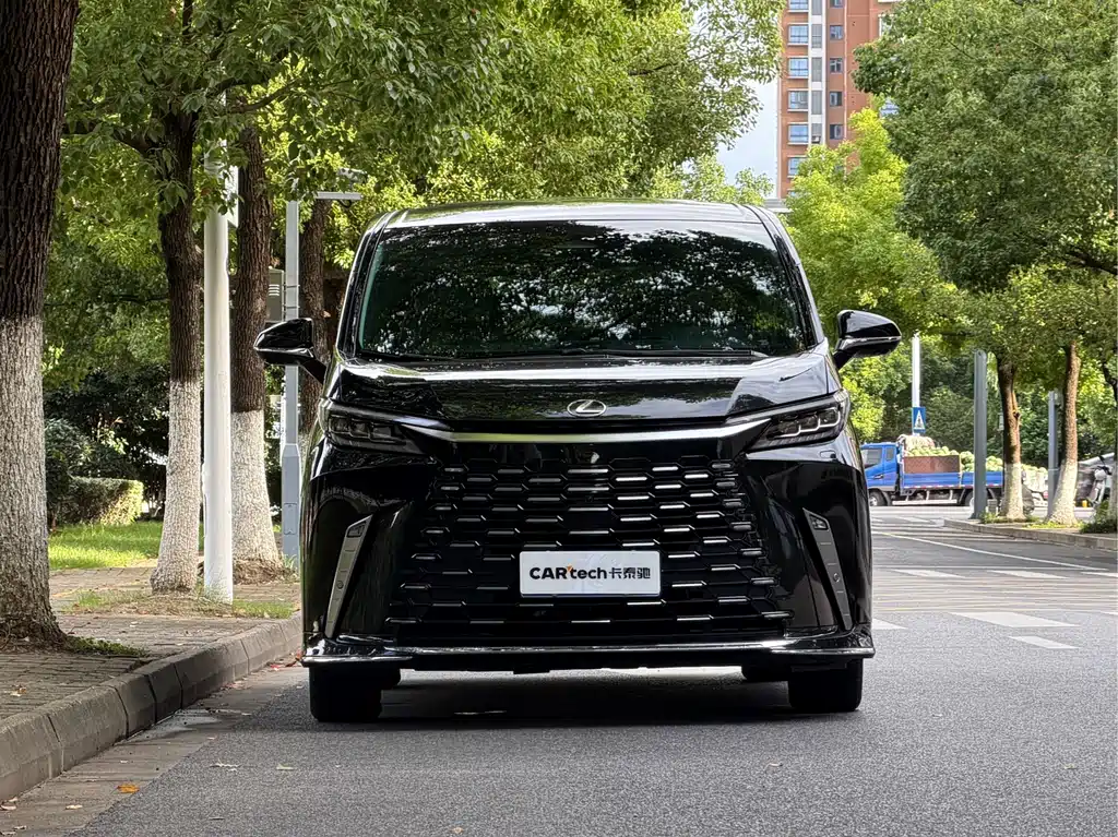 Lexus LM 2023 500h мест