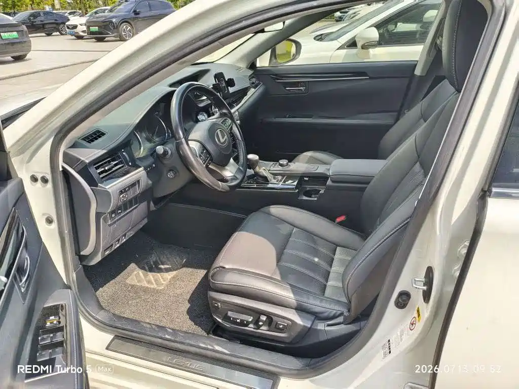 Lexus ES 2015 300h Comfort