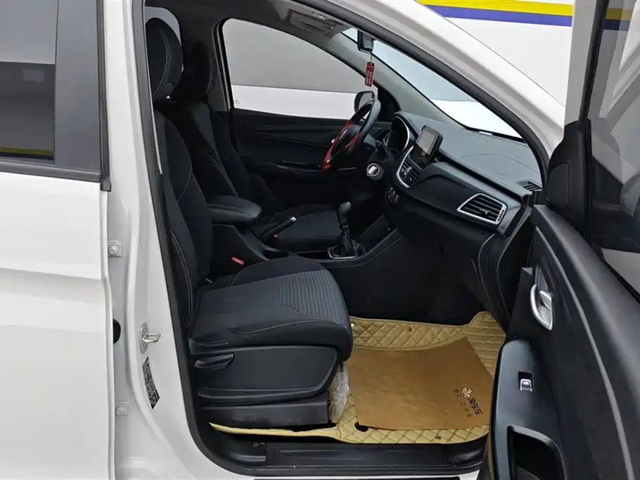 Baojun 730 2021 1.5L MT Fashion 7 мест