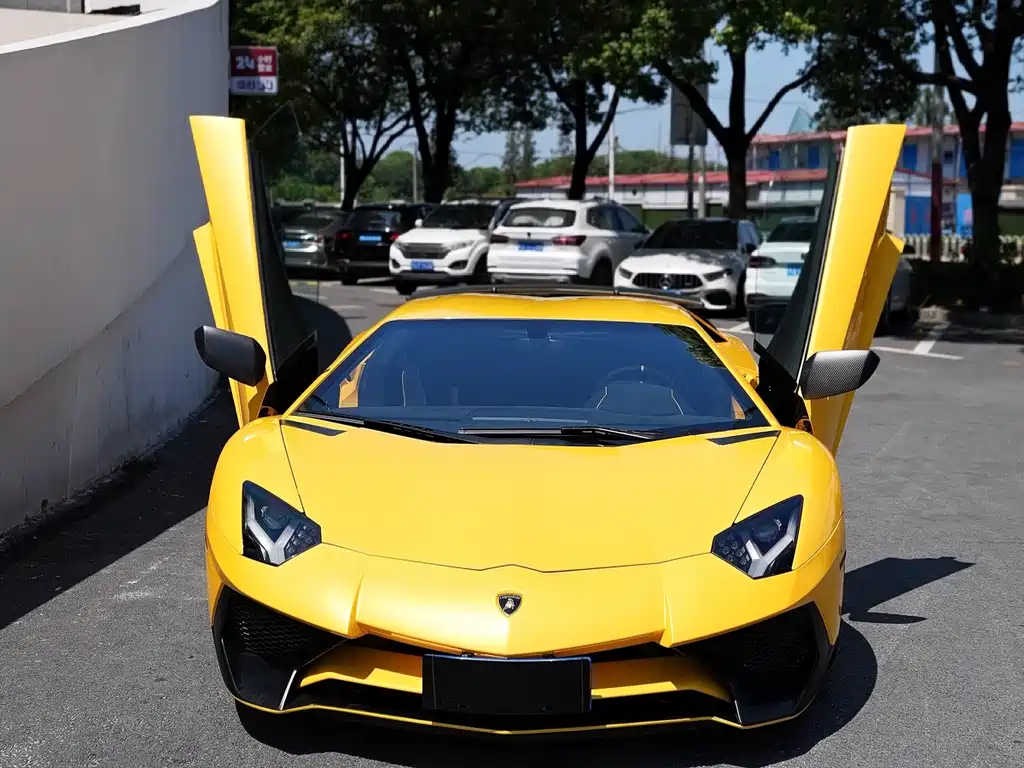 LAMBORGHINI AVENTADOR