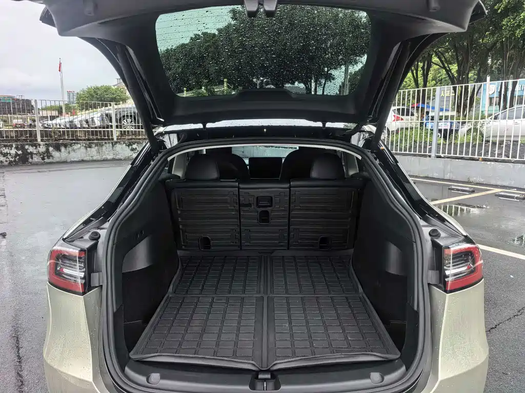 Tesla Model Y — миниатюра 14