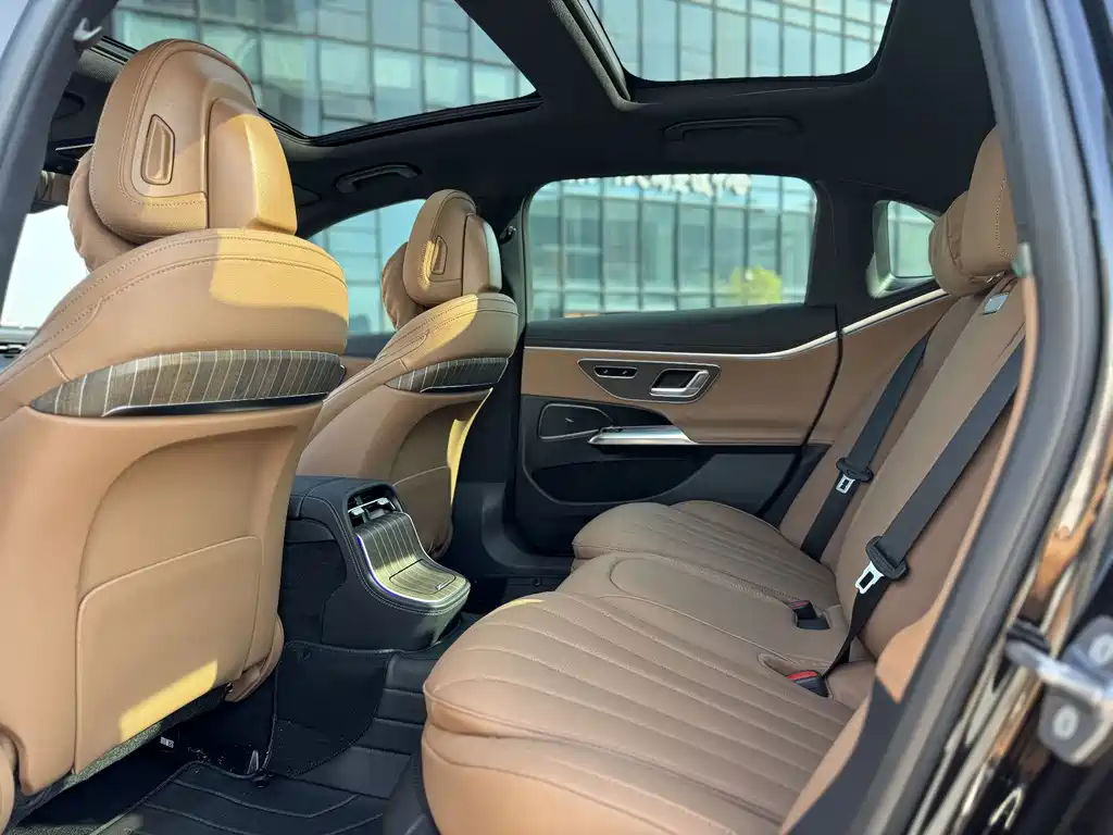 Mercedes-Benz E-Class — миниатюра 6