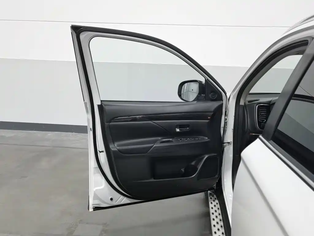 Mitsubishi Outlander (Import) — миниатюра 8