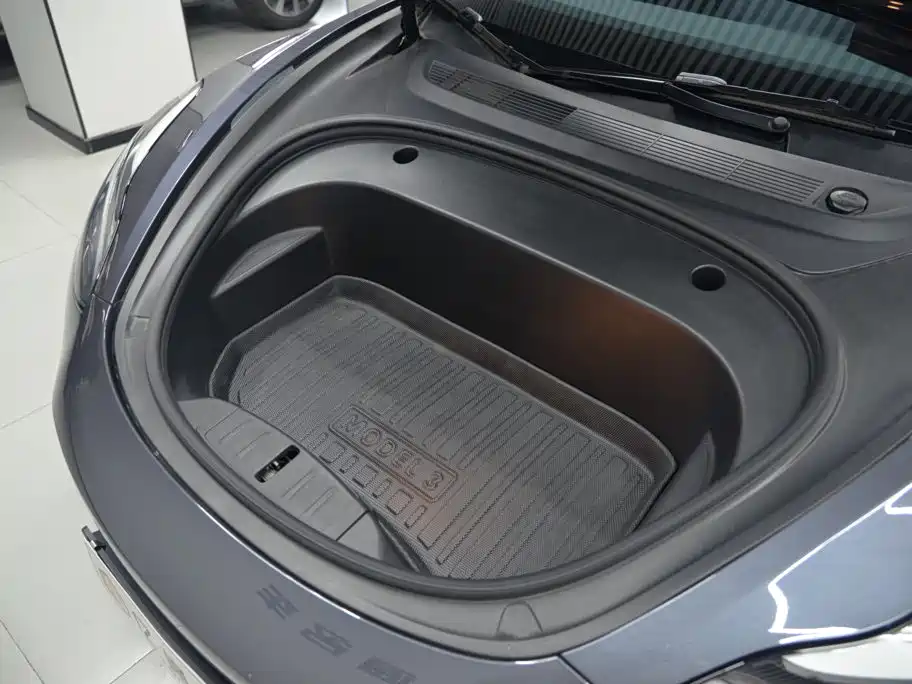 Tesla Model 3 — миниатюра 5