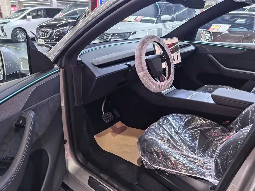 Tesla Model Y L — миниатюра 6