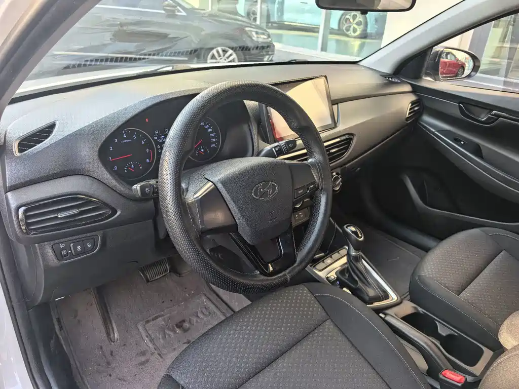 Hyundai Elantra — миниатюра 14