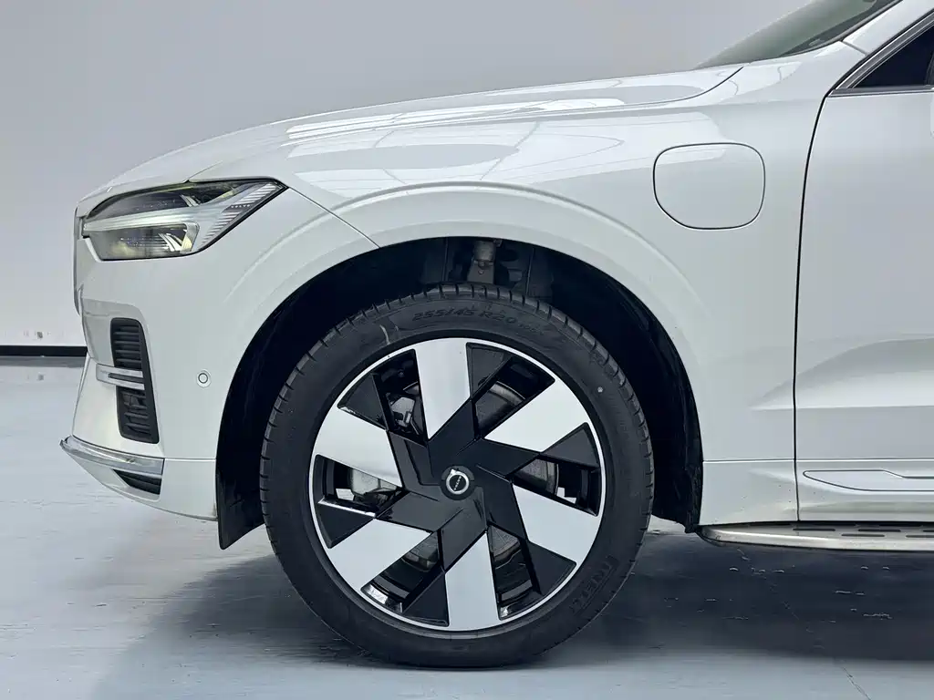 Volvo XC60 PHEV — миниатюра 3