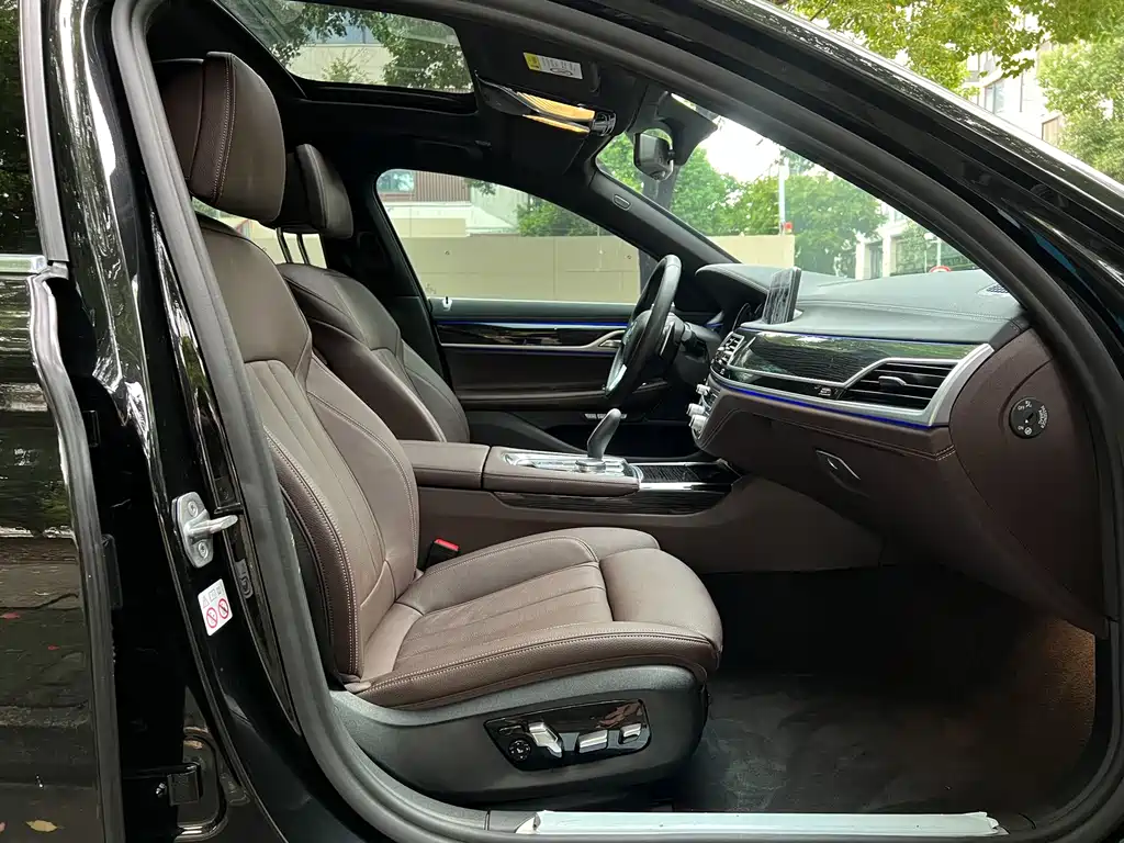BMW 7 Series — миниатюра 10