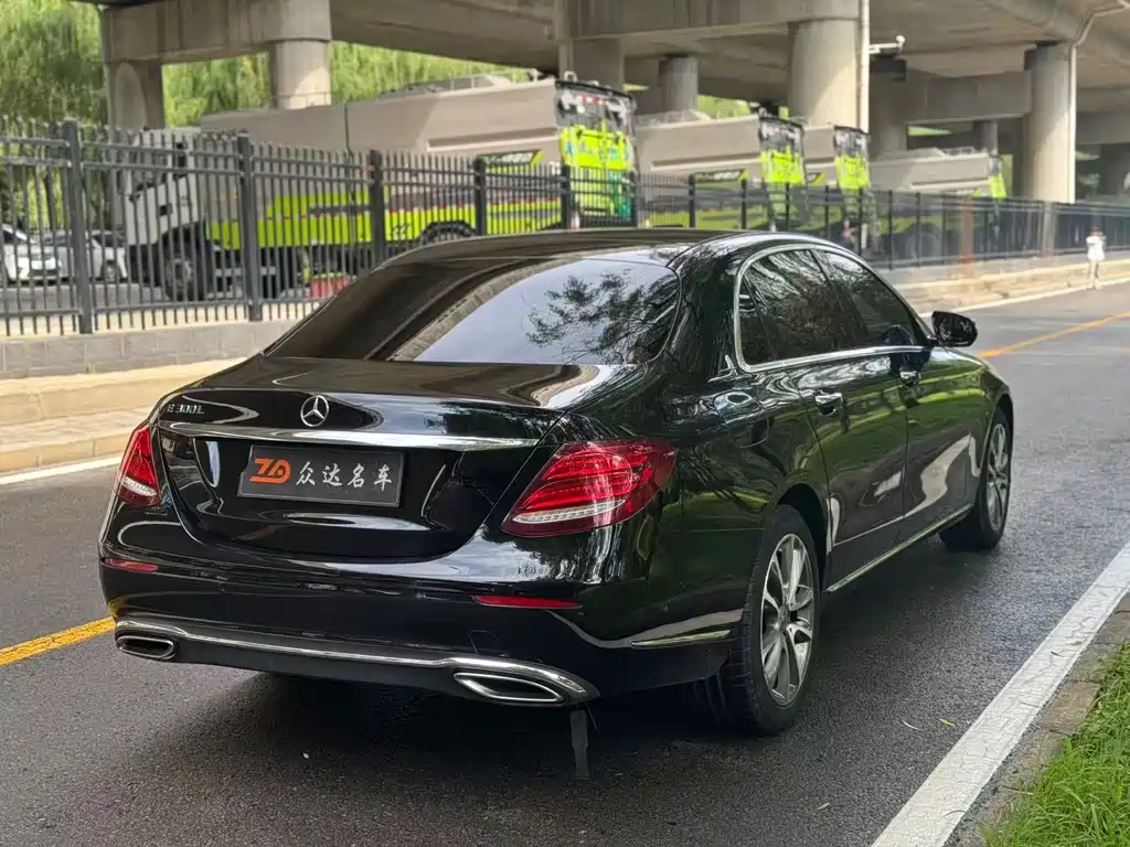 Mercedes-Benz E-Class — миниатюра 13