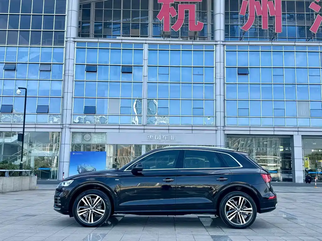 Audi Q5L - фото 8