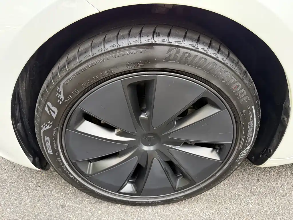 Tesla Model 3 — миниатюра 4