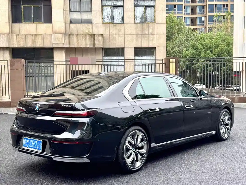 BMW 7 Series — миниатюра 8