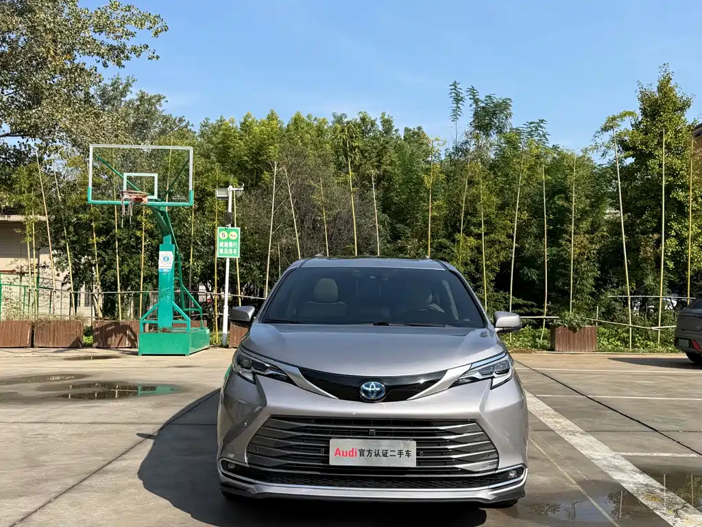 Toyota Sienna — миниатюра 2