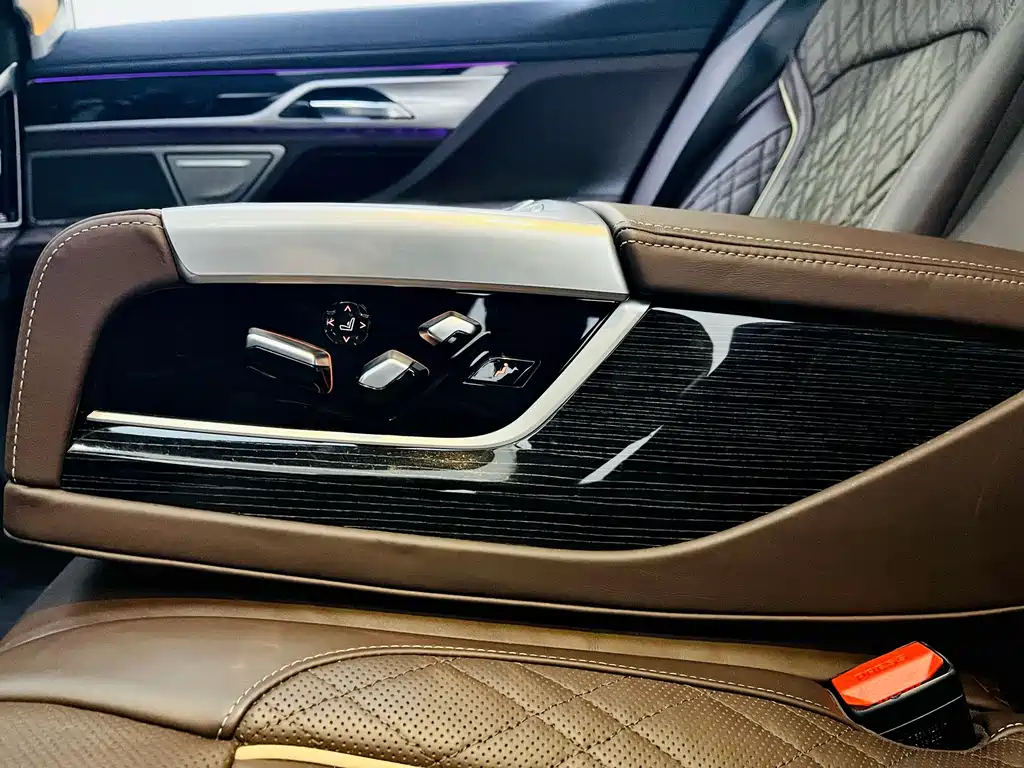 BMW 7 Series — миниатюра 19