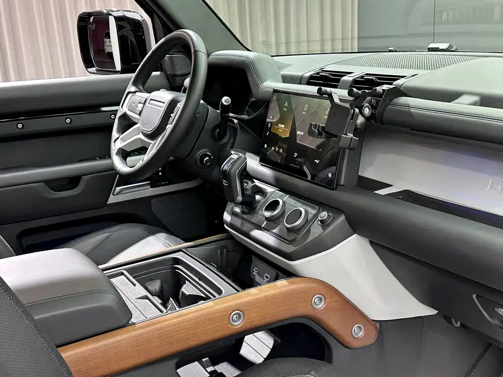 Land Rover Defender — миниатюра 30