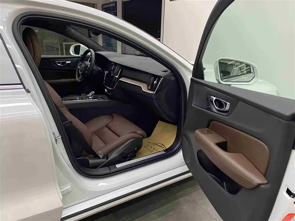Volvo S60 2025 B4 Luxury