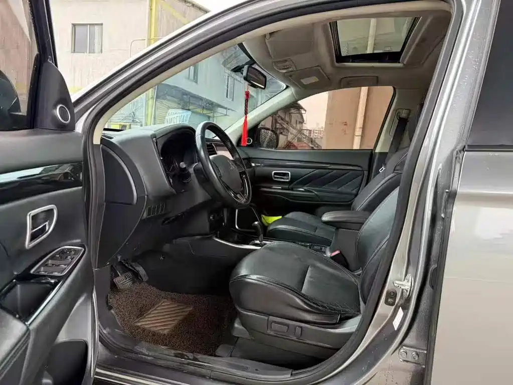 MITSUBISHI OUTLANDER