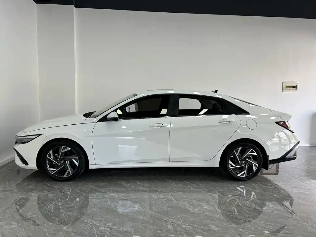 Hyundai Elantra — миниатюра 6