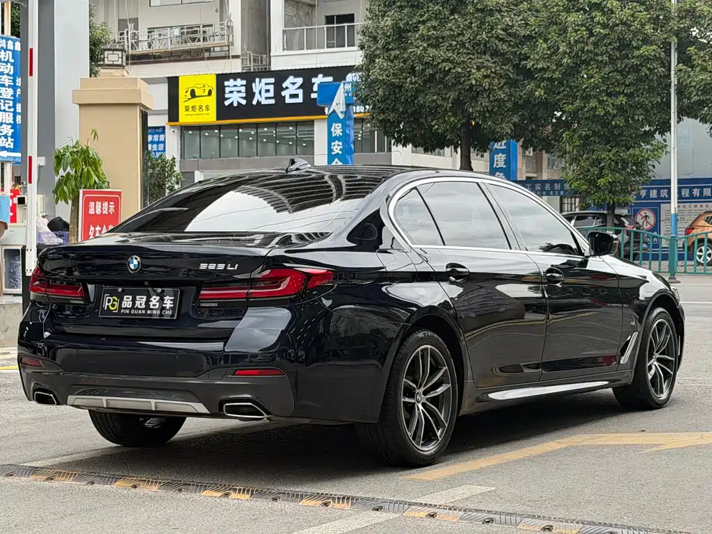 BMW 5 Series — миниатюра 9