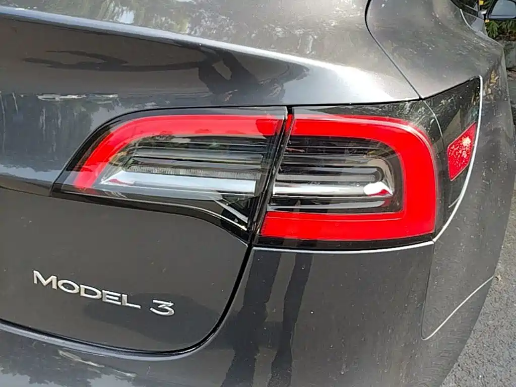 Tesla Model 3 — миниатюра 8